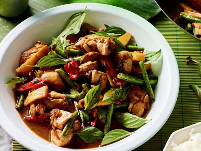 ผัดกะเพราไก่ไข่ดาว