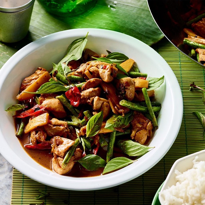 ผัดกะเพราไก่ไข่ดาว