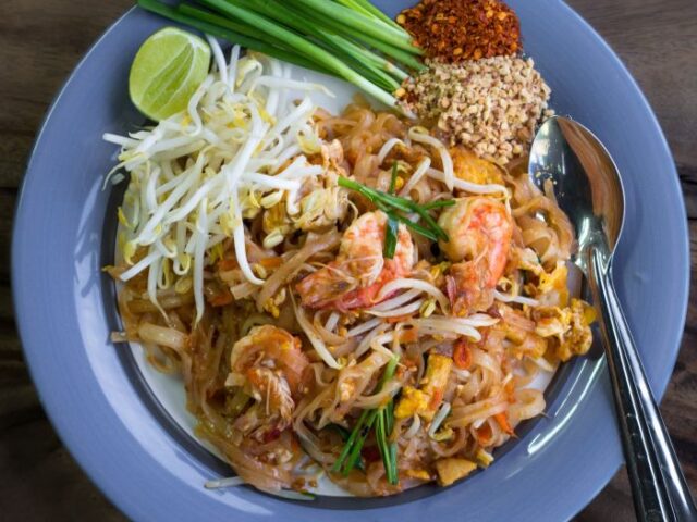 ผัดไทยกุ้งสด